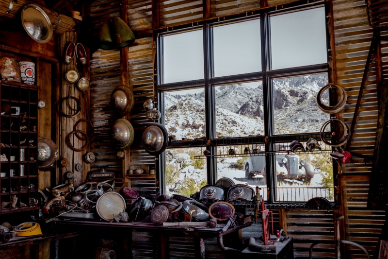 cordonnerie-ST ANTONIN DU VAR-min_shop_window_part_junk_abandoned-138873